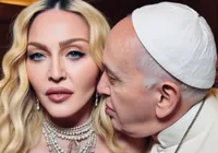 Madonna publica foto de IA abraçada e de 'chamego' ao Papa Francisco