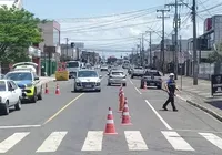 Mãe se joga na frente de carro para salvar criança de atropelamento