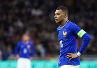 Mbappé curte folga na Suécia e gera críticas por ausência na França