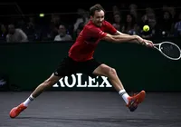 Medvedev cai na estreia no Masters 1000 de Paris