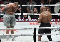 Mike Tyson mostra fúria no ringue, mas perde para Jake Paul