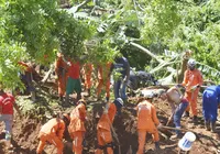 Moradora relata tristeza e angústia em buscas por jovem soterrado