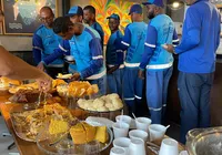 Moradores promovem café da manhã especial para garis em Salvador