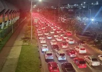 Vídeo: moradores queimam ônibus no Bairro da Paz e trânsito fica travado na Paralela