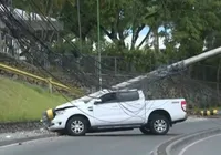 Motorista perde controle e derruba dois postes na Av. São Rafael