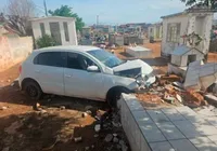 Motorista perde o controle e carro invade cemitério após colisão