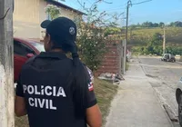 Mulher é encontrada com as mãos amarradas com fios de telefone