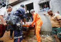 Bombeiros lutam para resgatar vítimas soterradas: "Sem resposta"