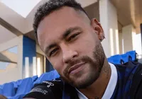 Mulher que diz ter filha com Neymar desabafa após polêmica: "Mentira" imagem