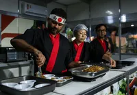 Oficina de culinária ensina receita de yakisoba na Fenagro