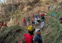 Ônibus capota e deixa dezenas de mortos e feridos