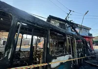 Ônibus em chamas desce avenida desgovernado e bate em poste