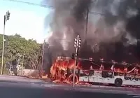 Ônibus pega fogo e trânsito é bloqueado na Av. Suburbana