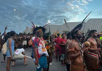 Povos indígenas protestam e fecham Av. Paralela contra marco temporal imagem