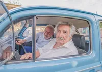 Na China, Lula confirma presença em velório de Pepe Mujica imagem