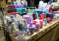 Produtos íntimos ‘atiçam’ visitantes em sex shop na Fenagro