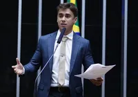 Nikolas Ferreira afirma ser alvo por denunciar livro sobre estupro coletivo