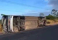 Quatro pessoas morrem e 11 ficam feridas após ônibus tombar na Bahia