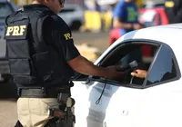 Casal se passa por agentes e usa viatura da PRF para cobrar dívida imagem