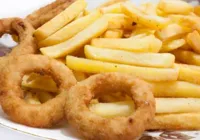 Rede de fast food vai dar batata ou cebola frita a quem fizer o Enem