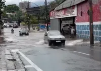 Renegade fica preso em alagamento e é ultrapassado por Uno; vídeo