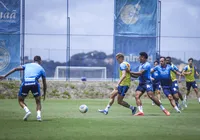 Rogério Ceni comanda treino com presença da equipe sub-20