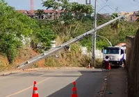 Rua fica interditada após carro derrubar poste em Itapuã