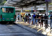 Segurança salva bebê de ser jogado embaixo de ônibus em Salvador