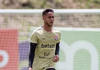 Sem jogar pelo Vitória desde 2022, meia é relacionado por Thiago Carpini