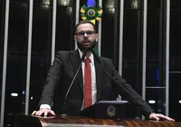 Senador defende policial que jogou homem da ponte: "Não foi penhasco?"