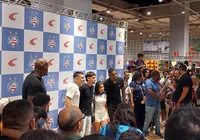 Torcida faz fila em sessão de fotos com jogadores do Bahia