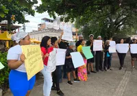 Trabalhadores protestam na Ribeira contra retirada de mesas e cadeiras das calçadas