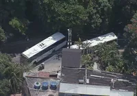 Traficantes sequestram 9 ônibus e usam para fazer barricadas contra o Bope