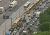 Três pessoas são baleadas durante tiroteio na Avenida Brasil