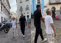 VÍDEO: Caetano Veloso passeia no Pelourinho após show em Salvador