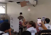 VÍDEO: idosa de 72 anos chega de ambulância e maca para votar