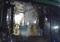 Vandalismo: ônibus é apedrejado durante protesto na Avenida San Martin