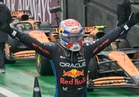 Verstappen sai de 17º para vencer caótico GP do Brasil e se aproximar do tetra