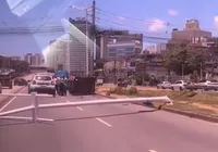 Vídeo: carro derruba poste e capota na Avenida ACM em Salvador