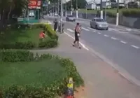 Vídeo: Homem tenta sequestrar criança da mão de babá