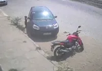 Vídeo: criança de 3 anos liga carro e invade loja de autopeças