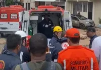 Vídeo: criança de 6 anos soterrada em Pernambués é resgatada com vida