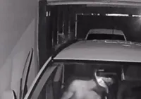 Vídeo: homem é flagrado invadindo casa na Praia do Flamengo