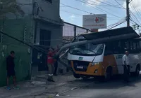 Vídeo: micro-ônibus colide com poste de sinalização em Itapuã