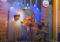 Vídeo: notebook de cantora explode durante show em restaurante