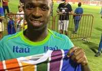 Vini Jr posa com camisa "LGBTricolor" do Bahia no Barradão