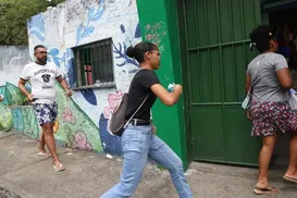 Enem: estudantes correm antes dos portões fecharem no segundo dia - Imagem