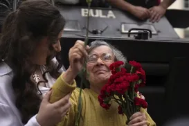 Morre aos 91 anos a "Dama dos Cravos" da revolução portuguesa - Imagem