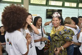 Rainha da República Democrática do Congo visita escola estadual - Imagem