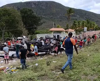 Acidente entre carreta, carro e caminhão mata duas pessoas na Bahia